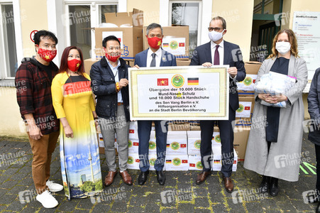 Spende von Masken und Handschuhen an die Stadt Berlin