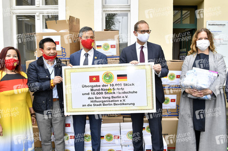 Spende von Masken und Handschuhen an die Stadt Berlin