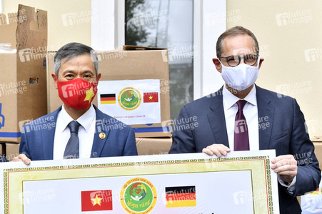 Spende von Masken und Handschuhen an die Stadt Berlin