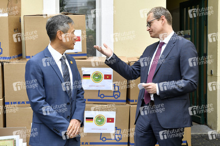 Spende von Masken und Handschuhen an die Stadt Berlin