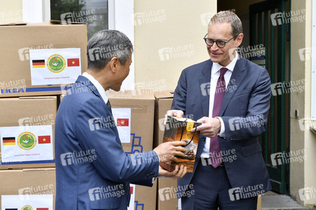 Spende von Masken und Handschuhen an die Stadt Berlin