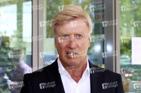 Präsentation des ersten Maskenautomaten in Hamburg