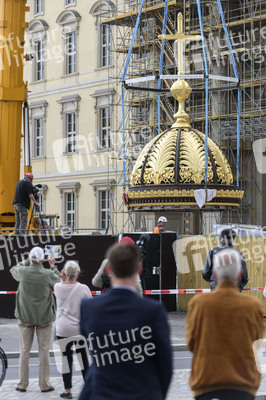 Kuppelkreuz-Montage auf dem Humboldt-Forum in Berlin