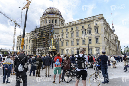 Kuppelkreuz-Montage auf dem Humboldt-Forum in Berlin