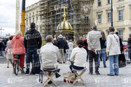 Kuppelkreuz-Montage auf dem Humboldt-Forum in Berlin