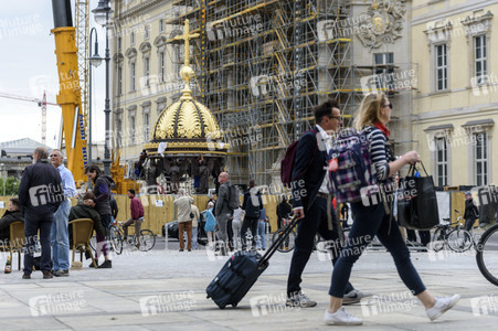 Kuppelkreuz-Montage auf dem Humboldt-Forum in Berlin