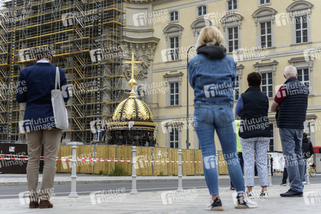 Kuppelkreuz-Montage auf dem Humboldt-Forum in Berlin