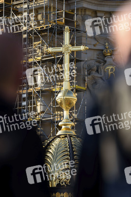 Kuppelkreuz-Montage auf dem Humboldt-Forum in Berlin