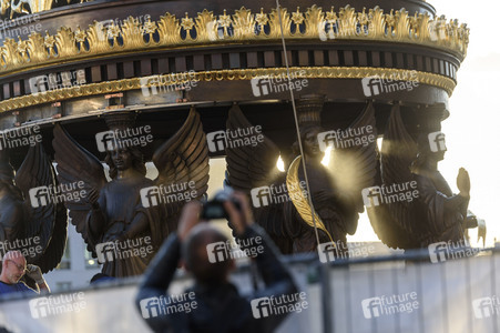 Kuppelkreuz-Montage auf dem Humboldt-Forum in Berlin
