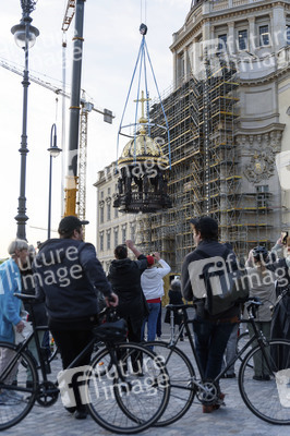 Kuppelkreuz-Montage auf dem Humboldt-Forum in Berlin