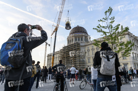 Kuppelkreuz-Montage auf dem Humboldt-Forum in Berlin