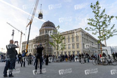 Kuppelkreuz-Montage auf dem Humboldt-Forum in Berlin