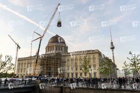 Kuppelkreuz-Montage auf dem Humboldt-Forum in Berlin