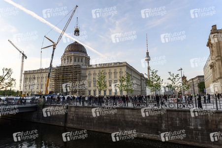 Kuppelkreuz-Montage auf dem Humboldt-Forum in Berlin