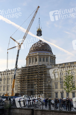 Kuppelkreuz-Montage auf dem Humboldt-Forum in Berlin