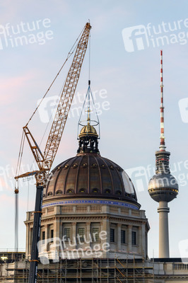 Kuppelkreuz-Montage auf dem Humboldt-Forum in Berlin