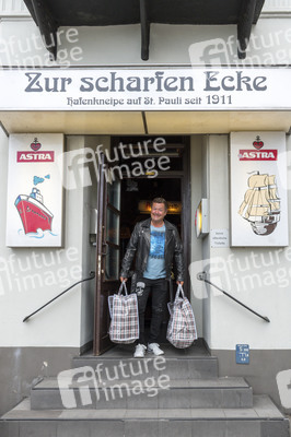 Rene Zierl bei einer Charity Aktion für Hilfsbedürftige in Hamburg