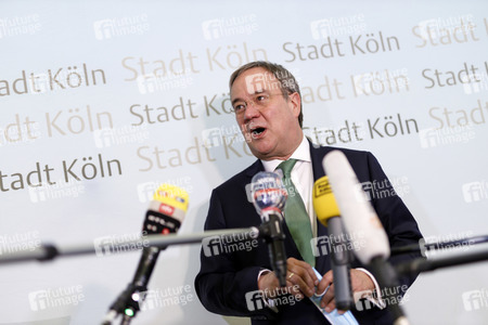 Armin Laschet besucht das Gesundheitsamt Köln