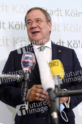 Armin Laschet besucht das Gesundheitsamt Köln