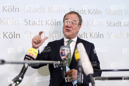 Armin Laschet besucht das Gesundheitsamt Köln