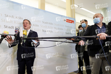 Armin Laschet besucht das Gesundheitsamt Köln