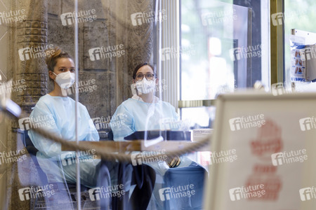 Armin Laschet besucht das Gesundheitsamt Köln