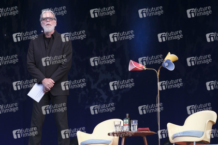 Revue 'Nutten, Koks und frische Erdbeeren - Die Geschichte des deutschen Schlagers' in Hannover