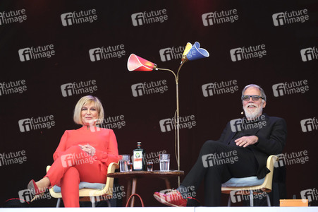 Revue 'Nutten, Koks und frische Erdbeeren - Die Geschichte des deutschen Schlagers' in Hannover