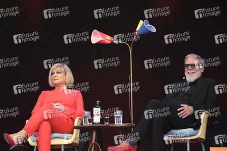 Revue 'Nutten, Koks und frische Erdbeeren - Die Geschichte des deutschen Schlagers' in Hannover