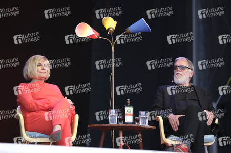 Revue 'Nutten, Koks und frische Erdbeeren - Die Geschichte des deutschen Schlagers' in Hannover