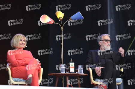 Revue 'Nutten, Koks und frische Erdbeeren - Die Geschichte des deutschen Schlagers' in Hannover