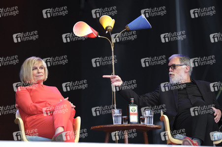 Revue 'Nutten, Koks und frische Erdbeeren - Die Geschichte des deutschen Schlagers' in Hannover