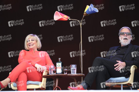 Revue 'Nutten, Koks und frische Erdbeeren - Die Geschichte des deutschen Schlagers' in Hannover