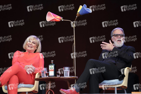 Revue 'Nutten, Koks und frische Erdbeeren - Die Geschichte des deutschen Schlagers' in Hannover