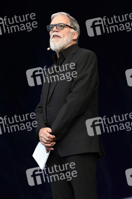 Revue 'Nutten, Koks und frische Erdbeeren - Die Geschichte des deutschen Schlagers' in Hannover