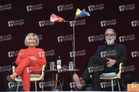 Revue 'Nutten, Koks und frische Erdbeeren - Die Geschichte des deutschen Schlagers' in Hannover