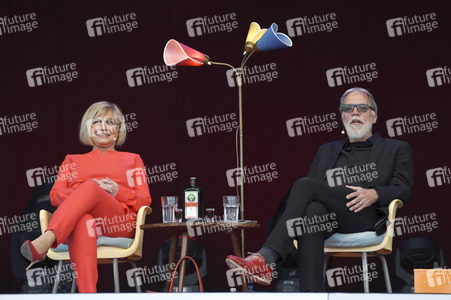 Revue 'Nutten, Koks und frische Erdbeeren - Die Geschichte des deutschen Schlagers' in Hannover