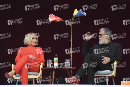 Revue 'Nutten, Koks und frische Erdbeeren - Die Geschichte des deutschen Schlagers' in Hannover