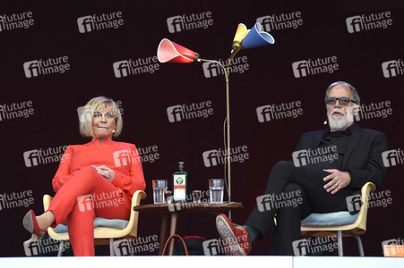 Revue 'Nutten, Koks und frische Erdbeeren - Die Geschichte des deutschen Schlagers' in Hannover