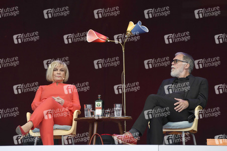 Revue 'Nutten, Koks und frische Erdbeeren - Die Geschichte des deutschen Schlagers' in Hannover