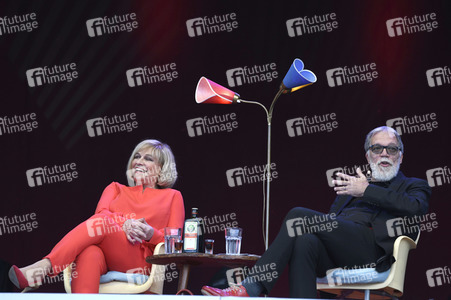 Revue 'Nutten, Koks und frische Erdbeeren - Die Geschichte des deutschen Schlagers' in Hannover