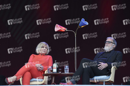 Revue 'Nutten, Koks und frische Erdbeeren - Die Geschichte des deutschen Schlagers' in Hannover