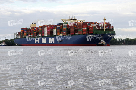 Das Containerschiff HMM Algeciras bei seiner Ankunft in Hamburg