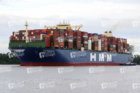 Das Containerschiff HMM Algeciras bei seiner Ankunft in Hamburg