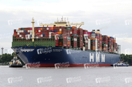 Das Containerschiff HMM Algeciras bei seiner Ankunft in Hamburg