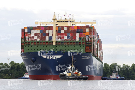 Das Containerschiff HMM Algeciras bei seiner Ankunft in Hamburg