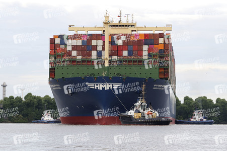 Das Containerschiff HMM Algeciras bei seiner Ankunft in Hamburg