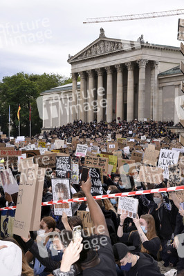 Demonstration 'Silent Protest - Sag Nein zu Rassismus' in München
