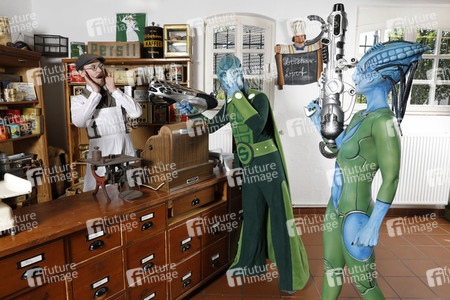 GEEK ART: Aliens besuchen Einkaufsladen auf der Erde / Aliens Visit Corner Shop on Earth - Bodypainting