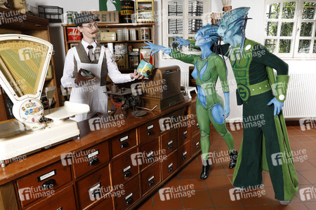 GEEK ART: Aliens besuchen Einkaufsladen auf der Erde / Aliens Visit Corner Shop on Earth - Bodypainting